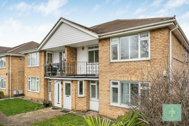 2 bed property, in Bramley Road, £480,000