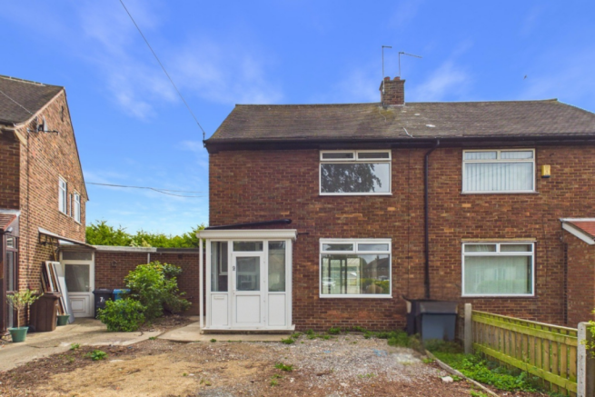 2 bed property, in Brompton Close, £150,000