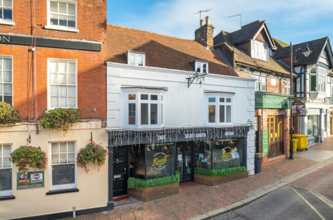 3 bed property, in Godalming, £375,000