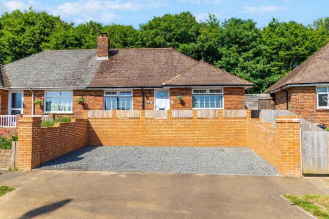 2 bed property, in Downsway, £425,000