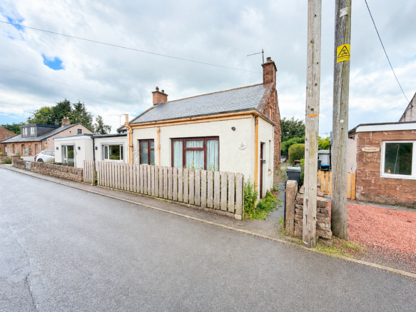 2 bed property, in 1 Briarbank, £105,000