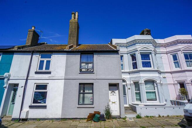 2 bed property, in Alpine Road, £275,000