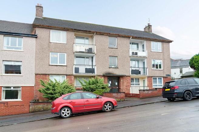 2 bed property, in Flat 0/2, £170,000