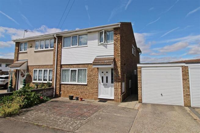 4 bed property, in Poplar Close, £370,000