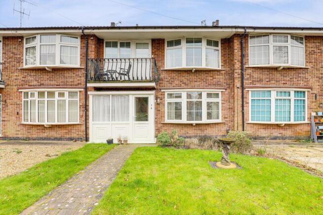 2 bed property, in Woodside Drive, £150,000