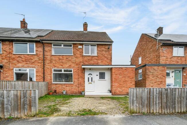 2 bed property, in Lowfields Drive, £245,000