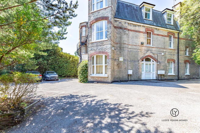 1 bed property, in 2 Durrant Road, £185,000