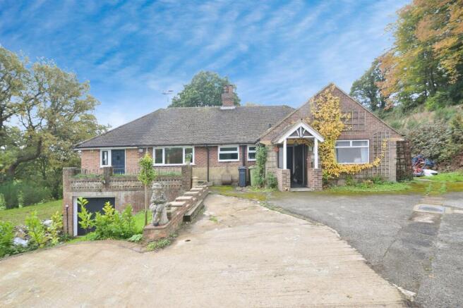 5 bed property, in Woodland Way, £689,950