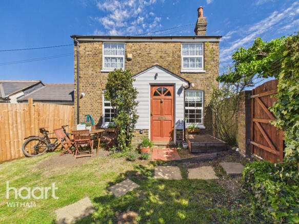 2 bed property, in Braintree Road, £290,000