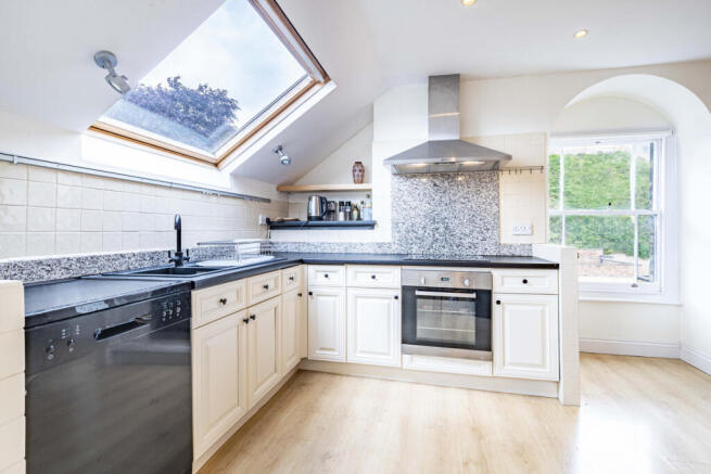 2 bed property, in Drury Lane, £240,000