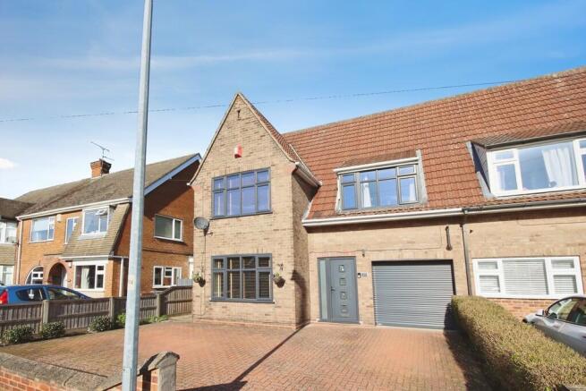 3 bed property, in Swallowbeck Avenue, £300,000