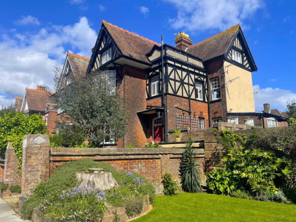 5 bed property, in Helena Road, £995,000