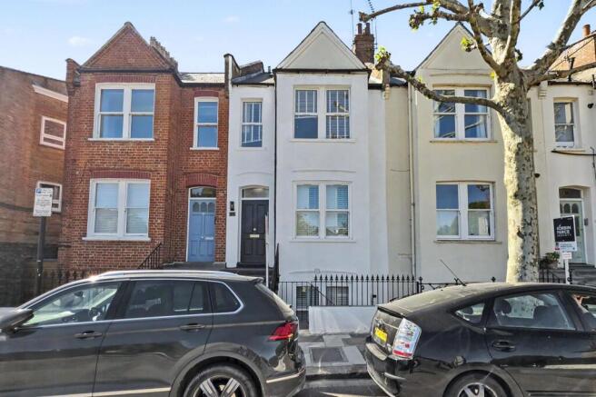 2 bed property, in Ellingham Road, £320,000