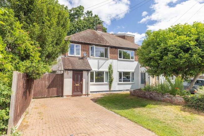3 bed property, in Lawn Close, £600,000
