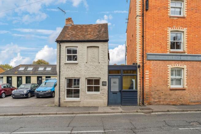2 bed property, in Thame OX9, £305,000