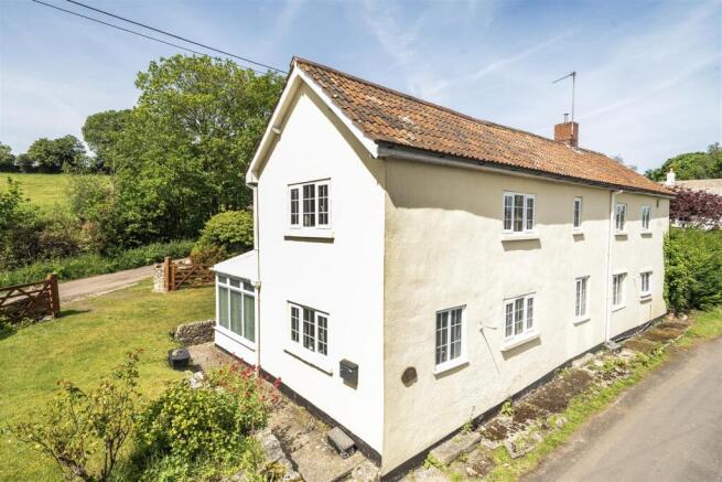 4 bed property, in Ham, £475,000