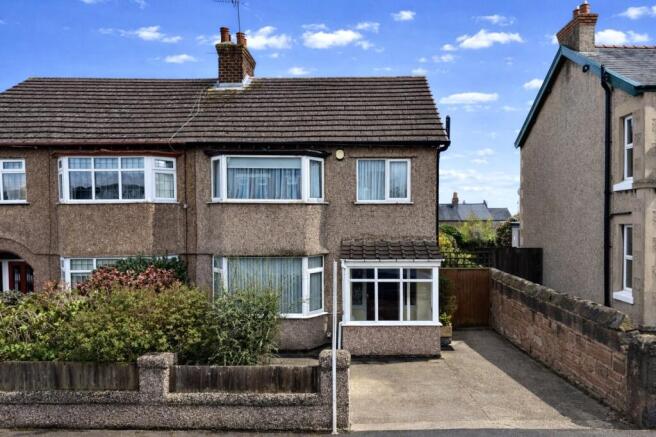 3 bed property, in Radnor Avenue, £325,000