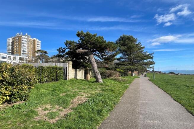 2 bed property, in Bournemouth, £240,000