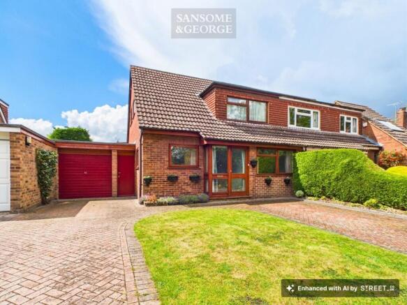 3 bed property, in Leighfield, £425,000