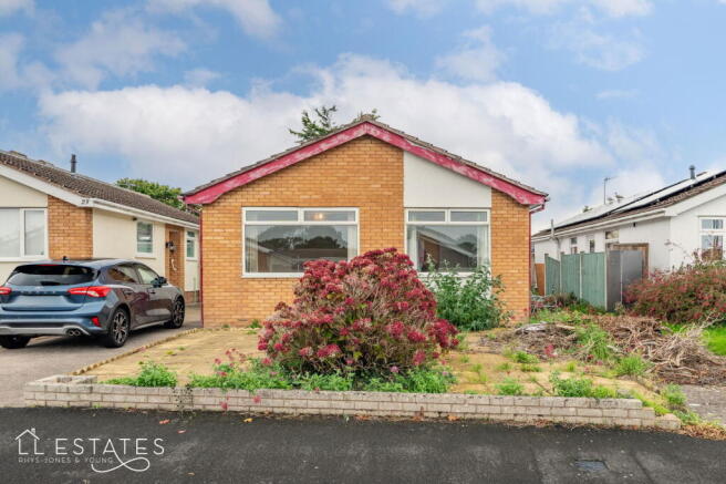 2 bed property, in Cedar Avenue, £180,000