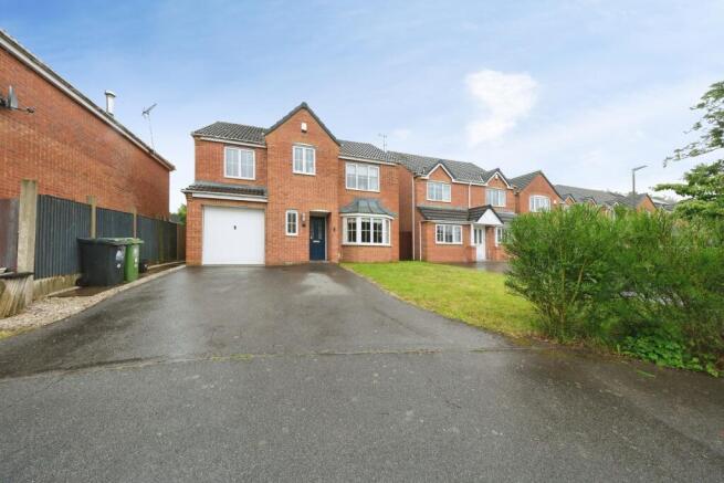 5 bed property, in Sterling Close, £375,000