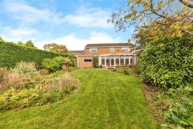 4 bed property, in Dunnocksfold Road, £570,000