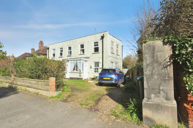 1 bed property, in The Green, £150,000
