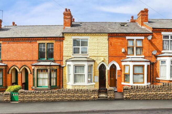 2 bed property, in Exeter Road, £160,000