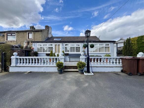 2 bed property, in Roper Lane, £285,000