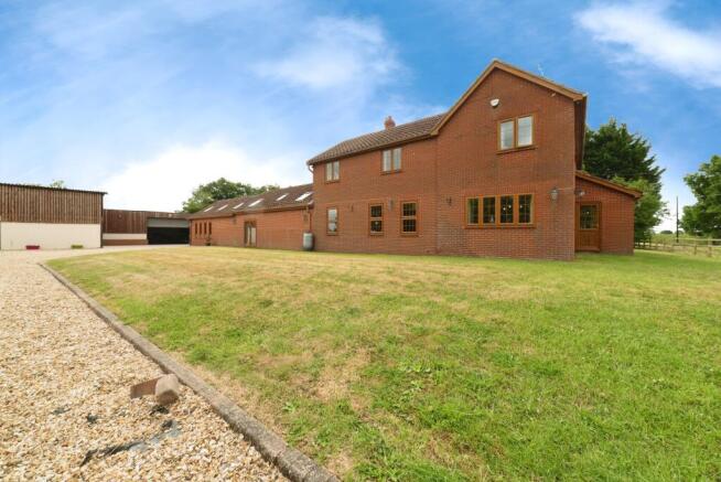 6 bed property, in Wormley Hill, £850,000
