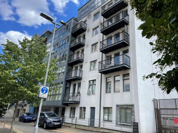 2 bed property, in 68 Queens Wharf, £130,000