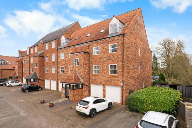 1 bed property, in Nursery Gardens, £100,000