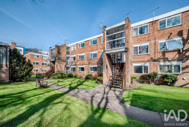 2 bed property, in Brunswick Road, £125,000
