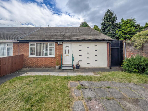 2 bed property, in Cross Street, £130,000