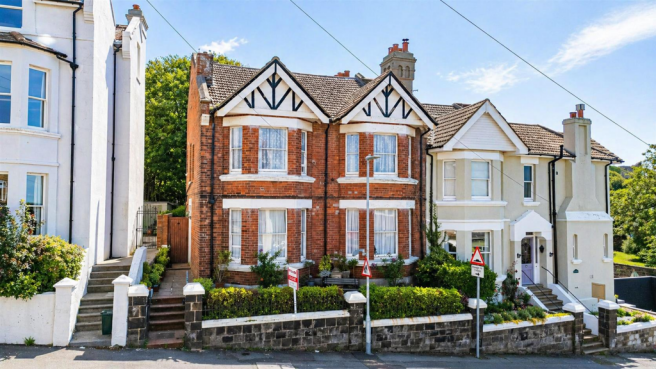 6 bed property, in Wellington Road, £490,000