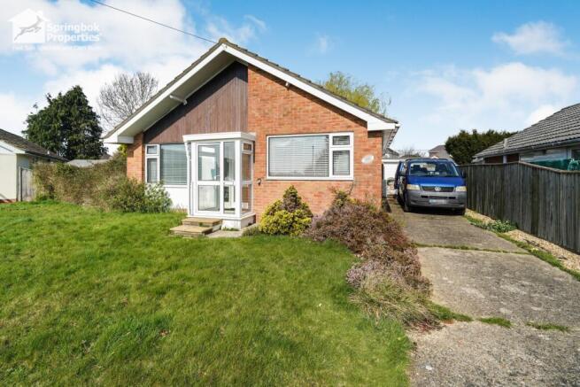 3 bed property, in Blenheim Crescent, £370,000