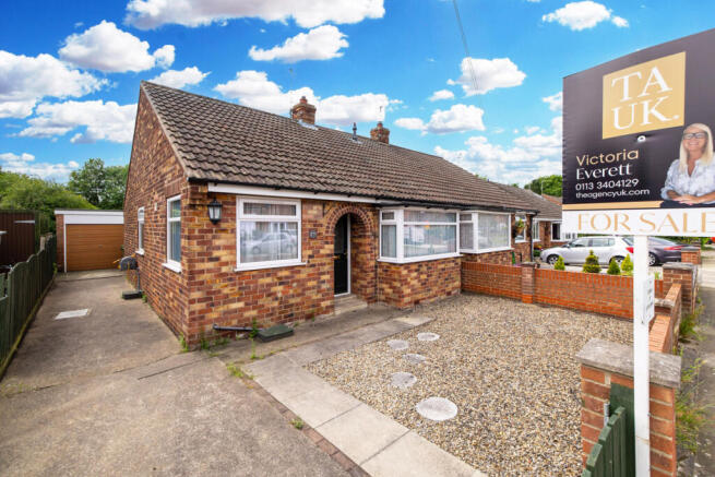 2 bed property, in Meadowfields Drive, £290,000