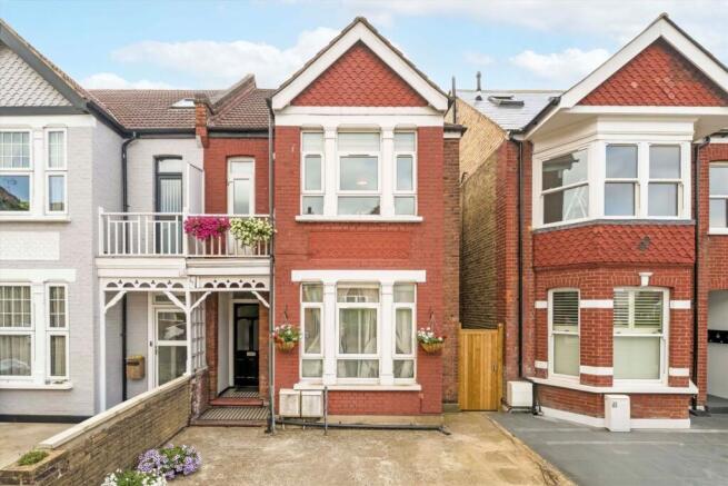 3 bed property, in Cherington Road, £475,000