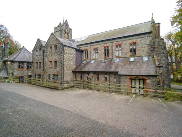 1 bed property, in Garth Road, £82,800