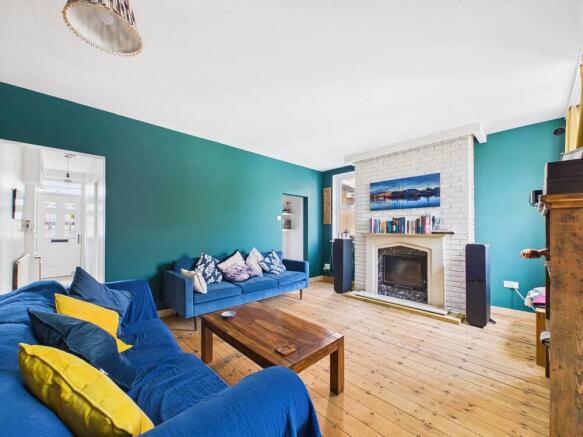 3 bed property, in Leicester Square, £375,000