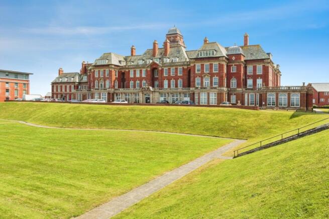 1 bed property, in Queens Promenade, £70,000