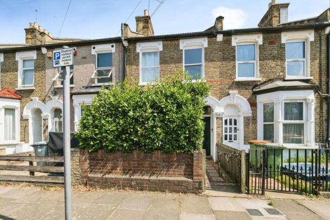 2 bed property, in Patrick Road, £425,000