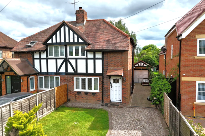 3 bed property, in Bath Road, £585,000