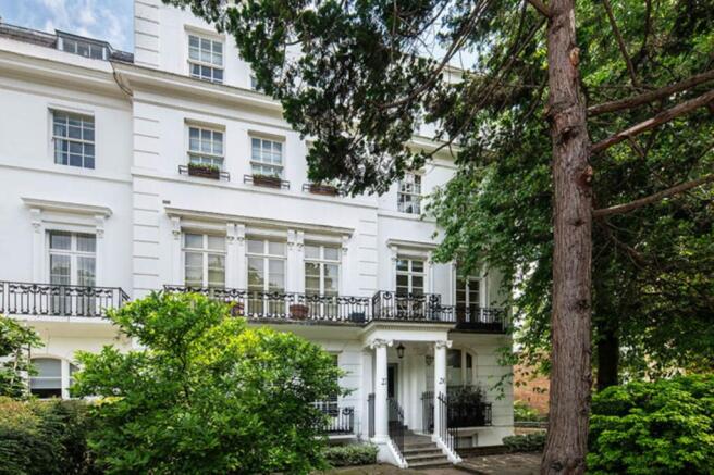 1 bed property, in Egerton Crescent, £675,000