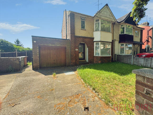 3 bed property, in Finedon Road, £230,000
