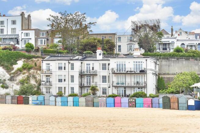 1 bed property, in The Parade, £210,000