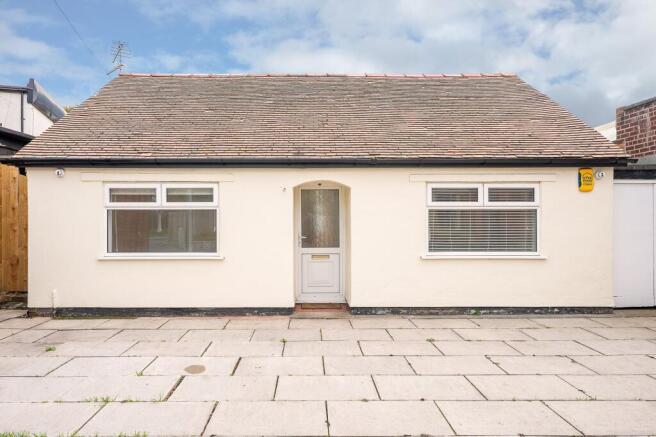 2 bed property, in Cottage Lane, £220,000
