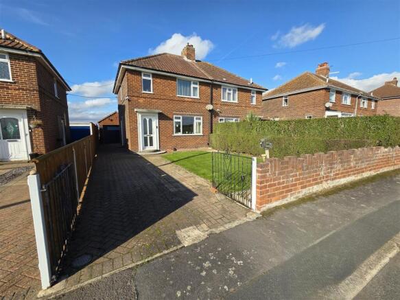 2 bed property, in Roberts Close, £190,000