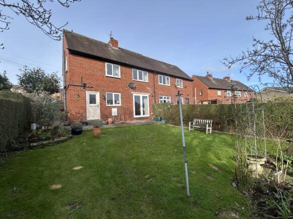 2 bed property, in Sykes Avenue, £200,000
