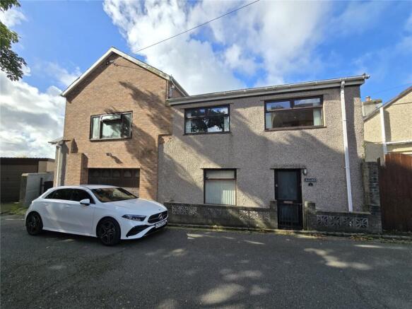 3 bed property, in Llwyn Fuches, £180,000